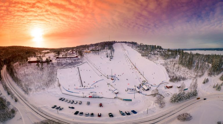 Kuva: Messilä Maailma Oy Messilän laskettelurinteet iltavalaistuksessa.